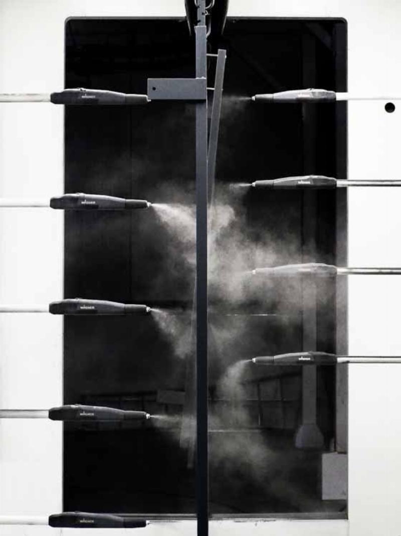 Préparation minutieuse d'une surface galvanisée avant peinture, étape essentielle pour une adhérence parfaite